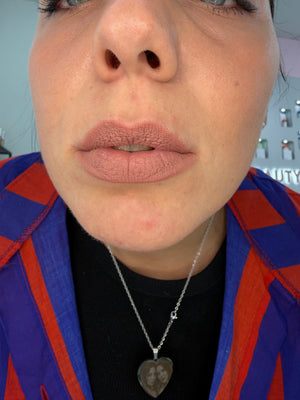 Foto reale sulle labbra: rossetto matt Beauty Price Cosmetics 01 nude pesca