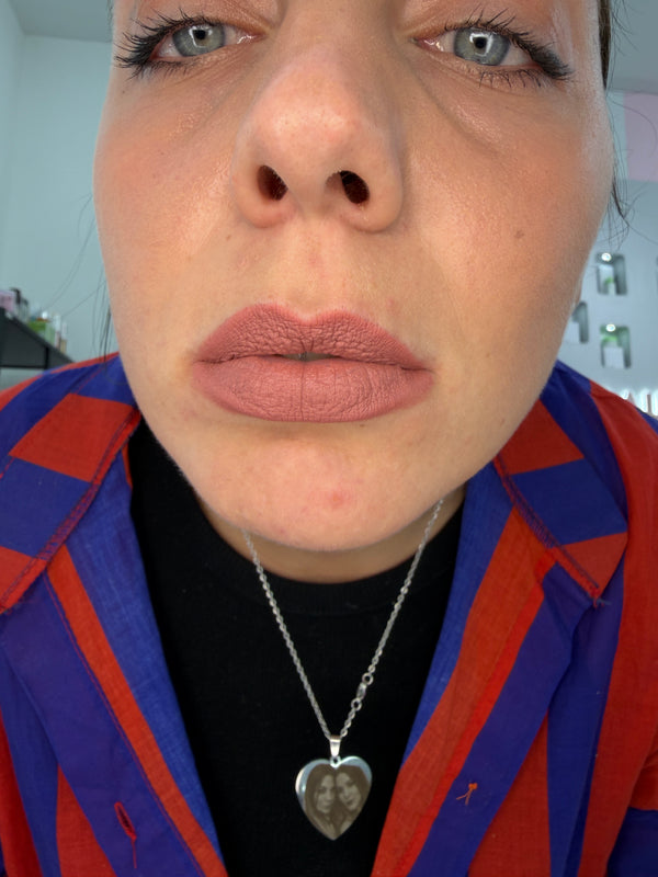 Foto reale sulle labbra: rossetto matt Beauty Price Cosmetics 02 nude rosato