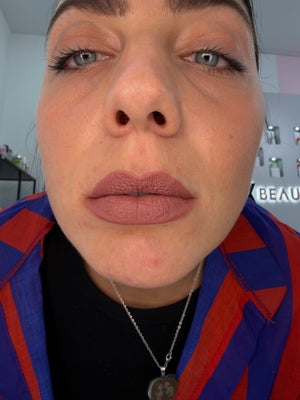 Foto reale sulle labbra: rossetto matt Beauty Price Cosmetics 03 malva rosato