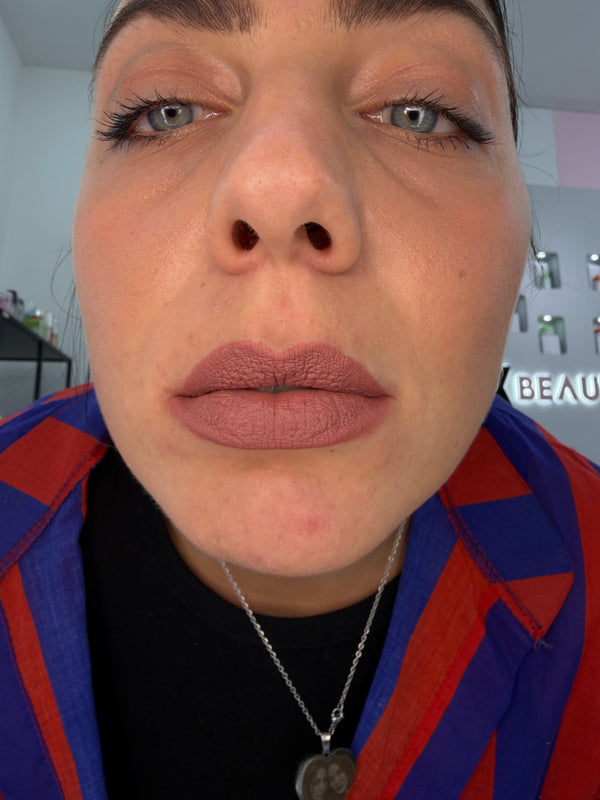 Foto reale sulle labbra: rossetto matt Beauty Price Cosmetics 03 malva rosato