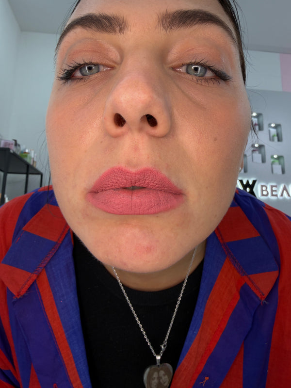 Foto reale sulle labbra: rossetto matt Beauty Price Cosmetics 04 rosa corallo