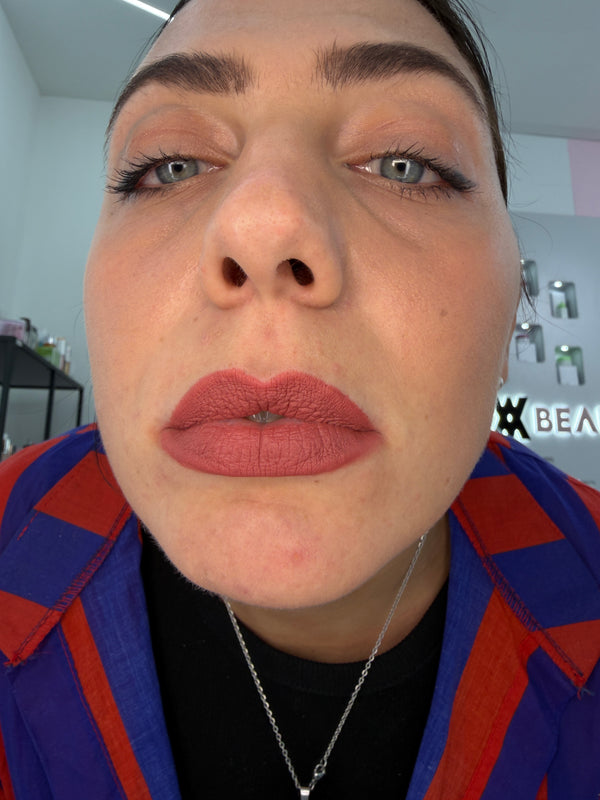 Foto reale sulle labbra: rossetto matt Beauty Price Cosmetics 05 rosa terracotta