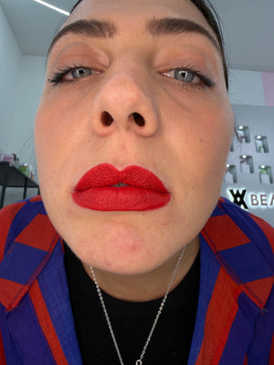 Foto reale sulle labbra: rossetto matt Beauty Price Cosmetics 06 rosso intenso