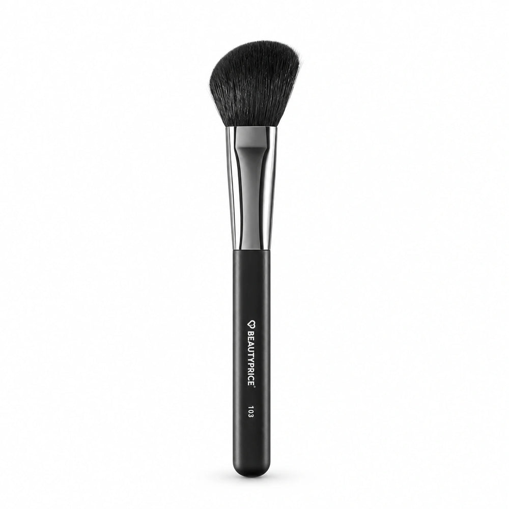 Beauty Price Cosmetics, Pennello 103: vista intera su bianco, simulazione illustrativa basata sulla foto prodotto di riferimento.