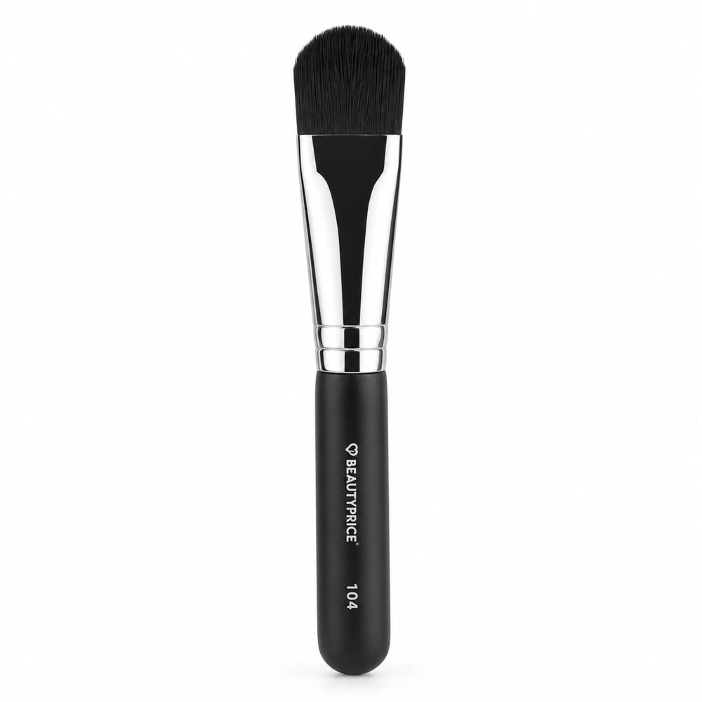 Beauty Price Cosmetics, Pennello 104: vista intera su bianco, simulazione illustrativa basata sulla foto prodotto di riferimento.